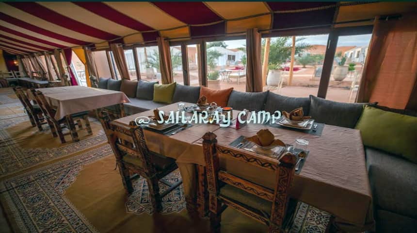 comer en una jaima de lujo